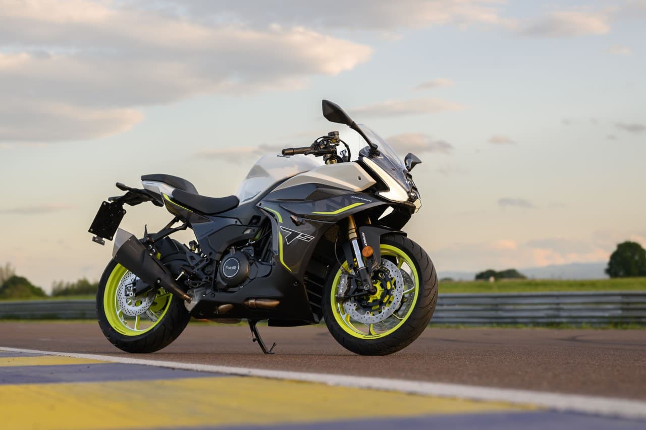 Benelli Tornado 550 photographiée à l’arrêt sur un circuit — visuel constructeur